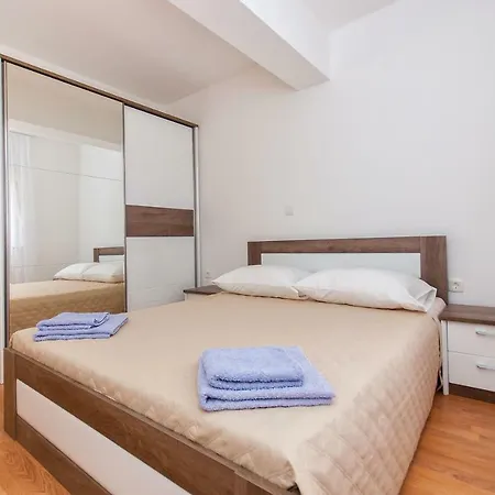 Mira- Apartment Omis